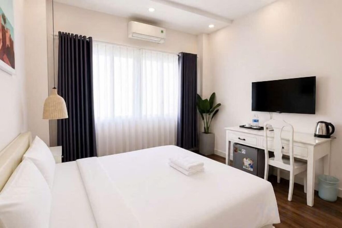 Roupas de cama premium, frigobar, cofres nos quartos, escrivaninha