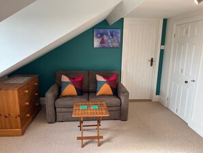 Smart TV, books - The Lodge, South Cotswolds, contemporary rural home, Spa Pool, views, parking (Chippenham)