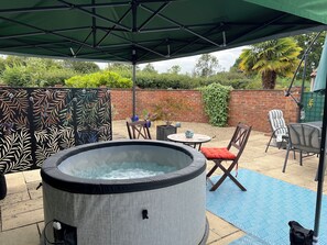 Terrace/patio - The Lodge, South Cotswolds, contemporary rural home, Spa Pool, views, parking (Chippenham)