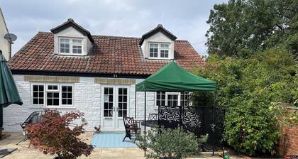 The Lodge, South Cotswolds, contemporary rural home, Spa Pool, views, parking