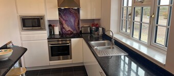 The Lodge, South Cotswolds, contemporary rural home, Spa Pool, views, parking