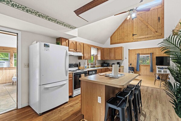 Coffee/tea maker, fridge, microwave, oven - Group-friendly cabin w/ hot tub & deck (Great Cacapon)
