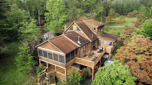 Cozy chalet w/hot tub & fire pit