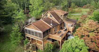 Cozy chalet w/hot tub & fire pit