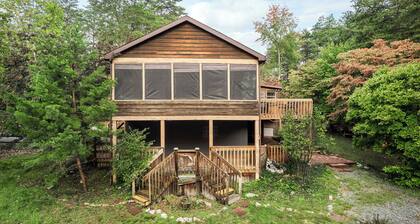Mountain Retreat w/HotTub, Spacious Deck & FirePit