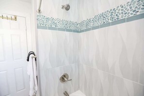 Baignoire, sèche-cheveux, serviettes fournies