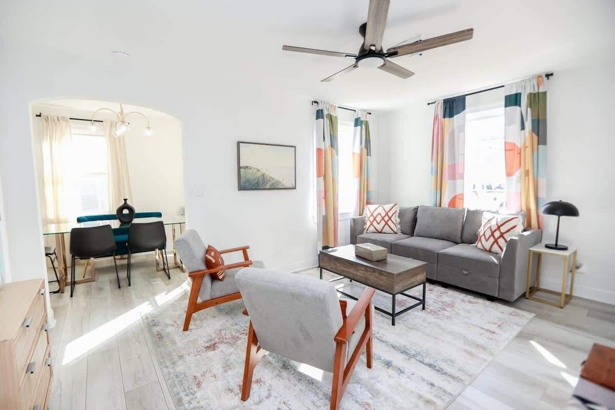 TV, bøker og kontorer