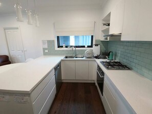 Private kitchen - A Cozy room in Center of Glen (Glen Waverley)