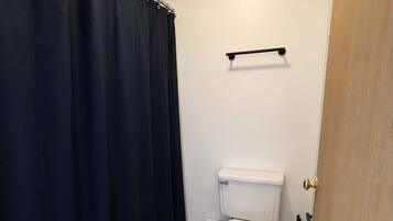 Bathtub, towels