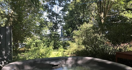 Une Chaleureuse Maison Dans un Jardin sur les Rives D'une Rivière