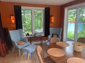 Dining - Une Chaleureuse Maison Dans un Jardin sur les Rives D'une Rivière (L'Avenir)