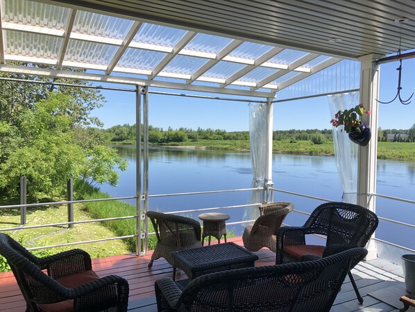 Property grounds - Une Chaleureuse Maison Dans un Jardin sur les Rives D'une Rivière (L'Avenir)