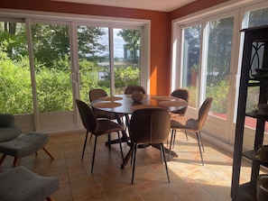 Dining - Une Chaleureuse Maison Dans un Jardin sur les Rives D'une Rivière (L'Avenir)