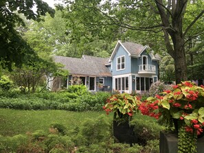 Exterior - Une Chaleureuse Maison Dans un Jardin sur les Rives D'une Rivière (L'Avenir)