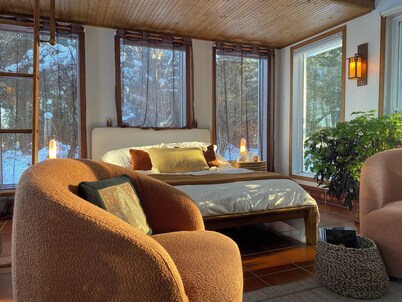 Une Chaleureuse Maison Dans un Jardin sur les Rives D'une Rivière