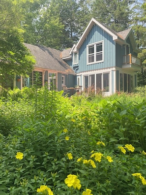 Exterior - Une Chaleureuse Maison Dans un Jardin sur les Rives D'une Rivière (L'Avenir)