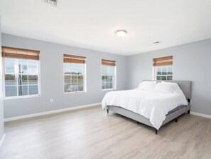 5 bedrooms, desk, free WiFi - Gorgeous Waterfront 2:1 - 2 houses in 1 building. (New Haven)