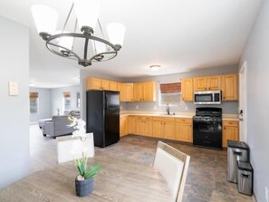 Interior - Gorgeous Waterfront 2:1 - 2 houses in 1 building. (New Haven)