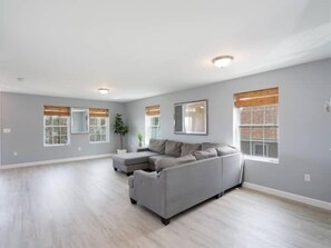 Smart TV - Gorgeous Waterfront 2:1 - 2 houses in 1 building. (New Haven)