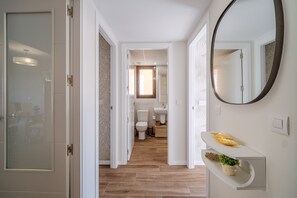 浴槽、ヘアドライヤー、タオル、石鹸