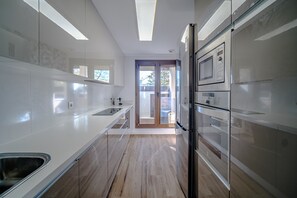 Jääkaappi, mikroaaltouuni, uuni, liesi