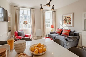 Fernseher, Kamin, DVD-Player