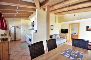 Premium Suite | Living area | 1-inch flat-screen TV with cable channels, TV