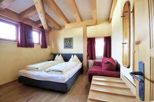 Premium Suite | Hypo-allergenic bedding, free WiFi, bed sheets