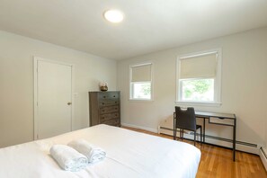 2 室のベッドルーム、デスク、アイロン / アイロン台、WiFi