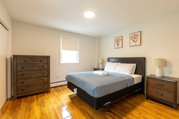 2 bedrooms, desk, iron/ironing board, WiFi - 2 Bed w/ Free Parking in East Cambridge (Cambridge)