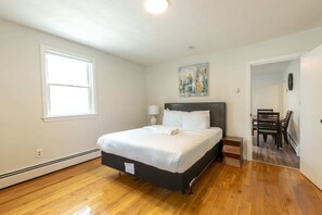 2 bedrooms, desk, iron/ironing board, WiFi - 2 Bed w/ Free Parking in East Cambridge (Cambridge)