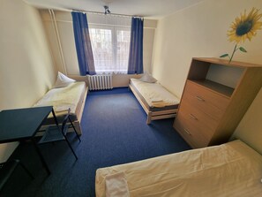 Comfort Triple Room | Desk, soundproofing, free WiFi, bed sheets - Wilanow House - Hostel (Warsaw)