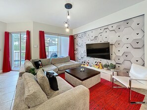 Smart TV - Blue Harbour Retreat: Private Pool, Free BBQ Grill (Davenport)