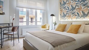 A bedroom with a large bed, a desk, and a chair. - Kubo by FeelFree Rentals (San Sebastian)