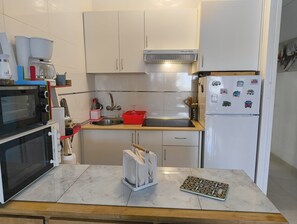 Køleskab, mikrobølgeovn, ovn, kogeplade