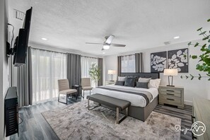 6 bedrooms, desk, iron/ironing board, free WiFi - Pool * Basketball *Soccer * Game Room * Playground (Largo)