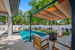 Piscine chauffée, chaises longues