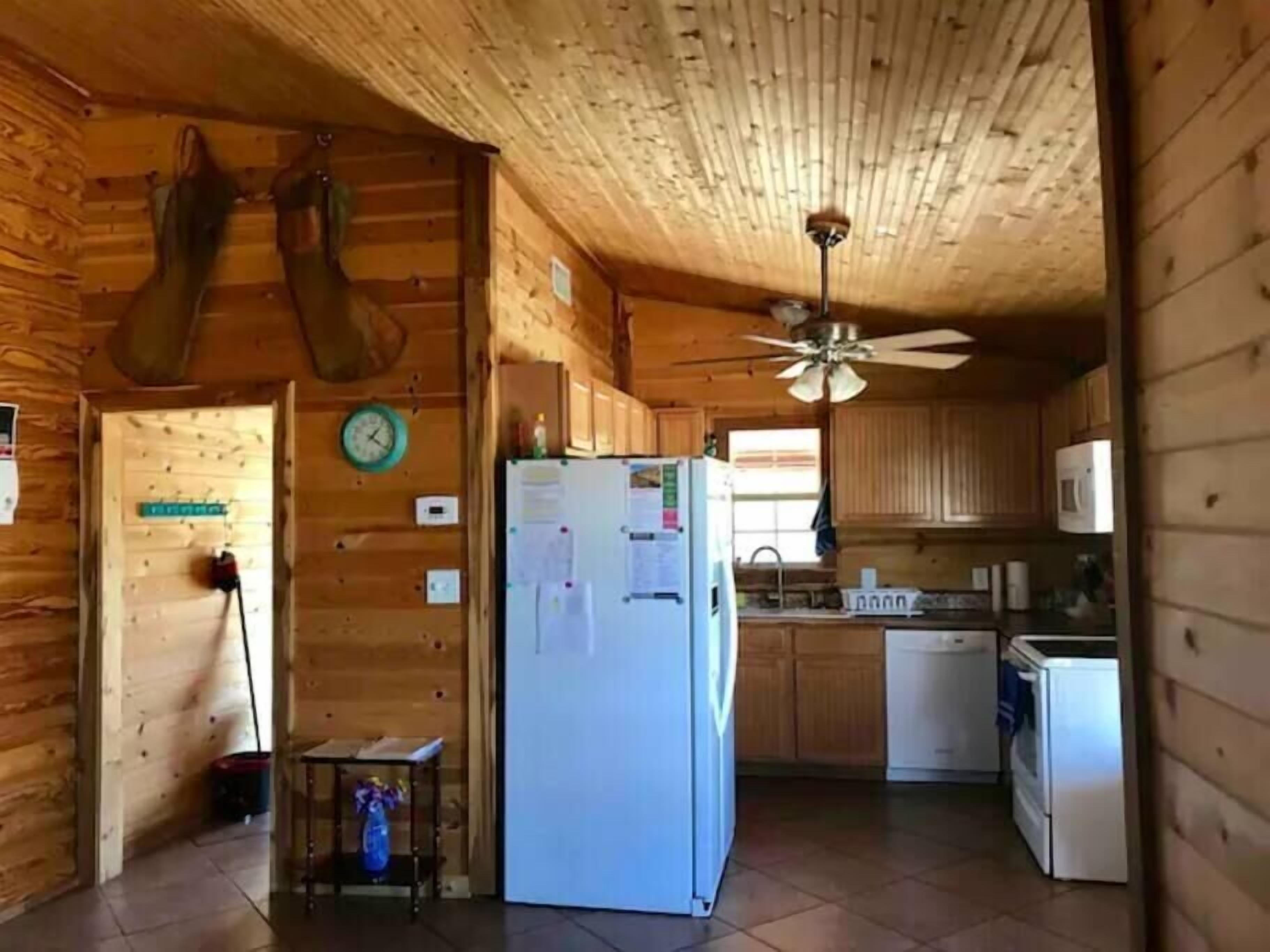 Cottonwood Creek Cabin-Private Yard w/ *BIG PORCH*