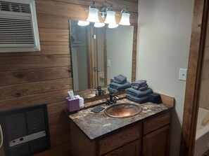 Free toiletries, towels, soap, shampoo - Country Inn of Shelby (Shelby)