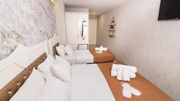 Standard-Dreibettzimmer | Zimmersafe, schallisolierte Zimmer, Bügeleisen/Bügelbrett