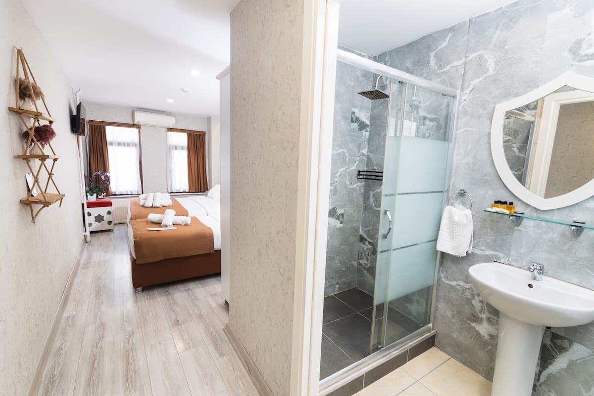 Habitación triple estándar | Caja de seguridad en la habitación y insonorización