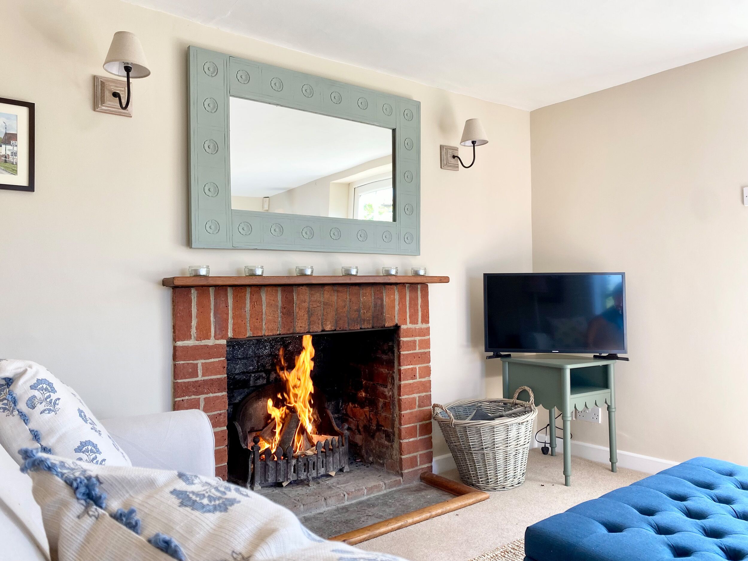 KEEPERS COTTAGE, pet friendly, with open fire in East Meon