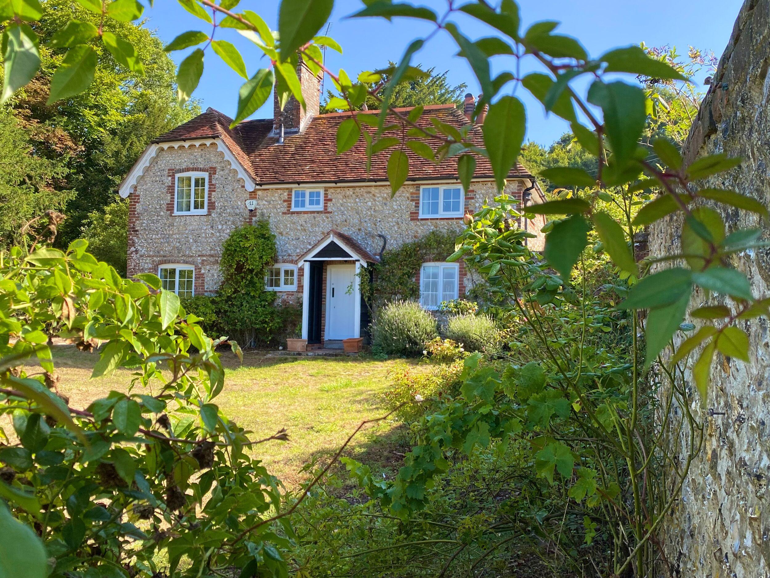 KEEPERS COTTAGE, pet friendly, with open fire in East Meon