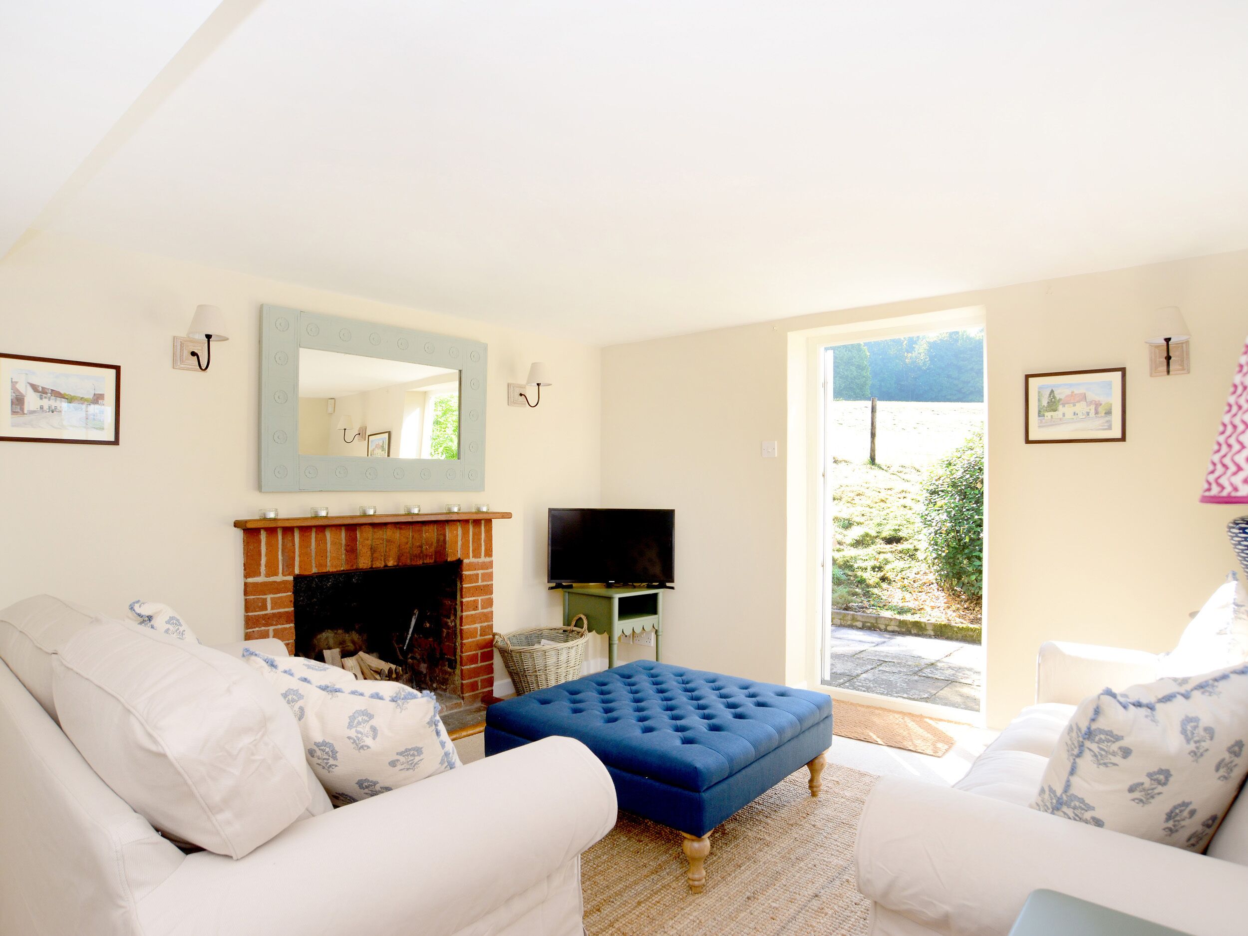 KEEPERS COTTAGE, pet friendly, with open fire in East Meon
