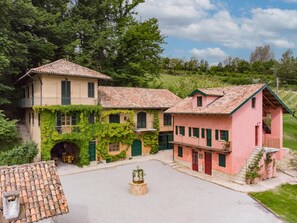 Exterior - Alta Langa by Tenuta Miranda (Piemonte)