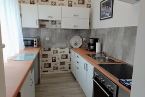 Refrigerador, microondas, horno, placa de cocina