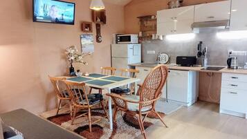 Réfrigérateur, micro-ondes, plaque de cuisson, lave-vaisselle