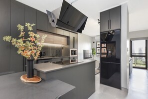 Frigorifero, microonde, forno, piano cottura