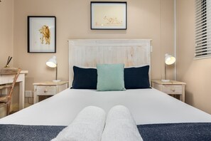 1 bedroom, iron/ironing board, WiFi, bed sheets - Eden On The Bay Apartment | Beachfront | Netflix (Cape Town)