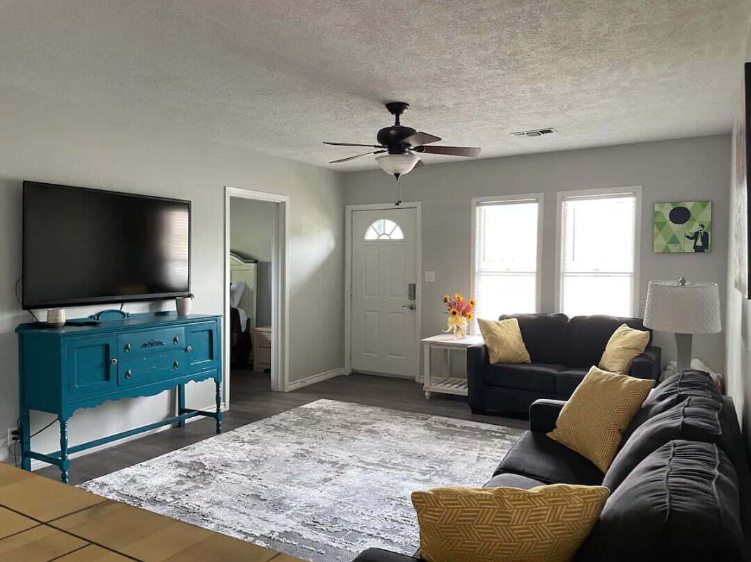 4 Bedroom Home In Quiet Port Neches Neighborhood!